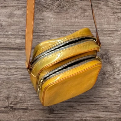 Bolso de hombro vintage Louis Vuitton con monograma Vernis amarillo  Foto 1 de 4