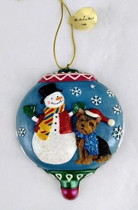 Danbury neuwertig Yorkie Ornament - flache Träne Tropfen Schneemann Schal & Mütze blau mit Etikett - Bild 1 von 3