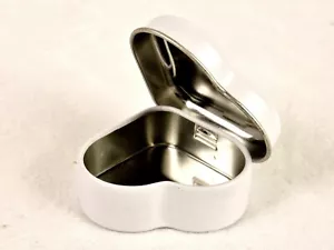 Latta tascabile 2", forma cuore bianco, coperchio incernierato, gioielli, monete, caramelle/minte, PLT#8 - Foto 1 di 7
