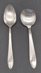 Cuchara 5 en punto y bebé 1946 Queen Bess II Oneida Community Tudor plateada - Imagen 1 de 4