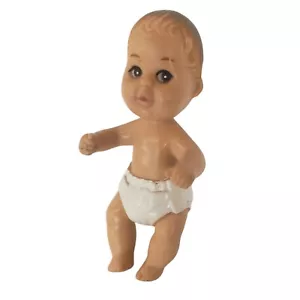 Vintage Mattel Barbie bambola bambino neonato 2,5" 1994 capelli castani occhi azzurri pannolino - Foto 1 di 10