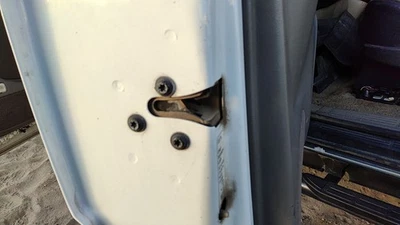 Pestillo de puerta trasera izquierda para conductor Chevy Suburban 2000-2006 con varillas/cables trasero OEM Foto 1 de 3