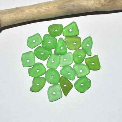 Pequeñas cuentas de vidrio de mar genuino 10-12 mm vidrio de playa perforado verde real para joyería Foto 1 de 4