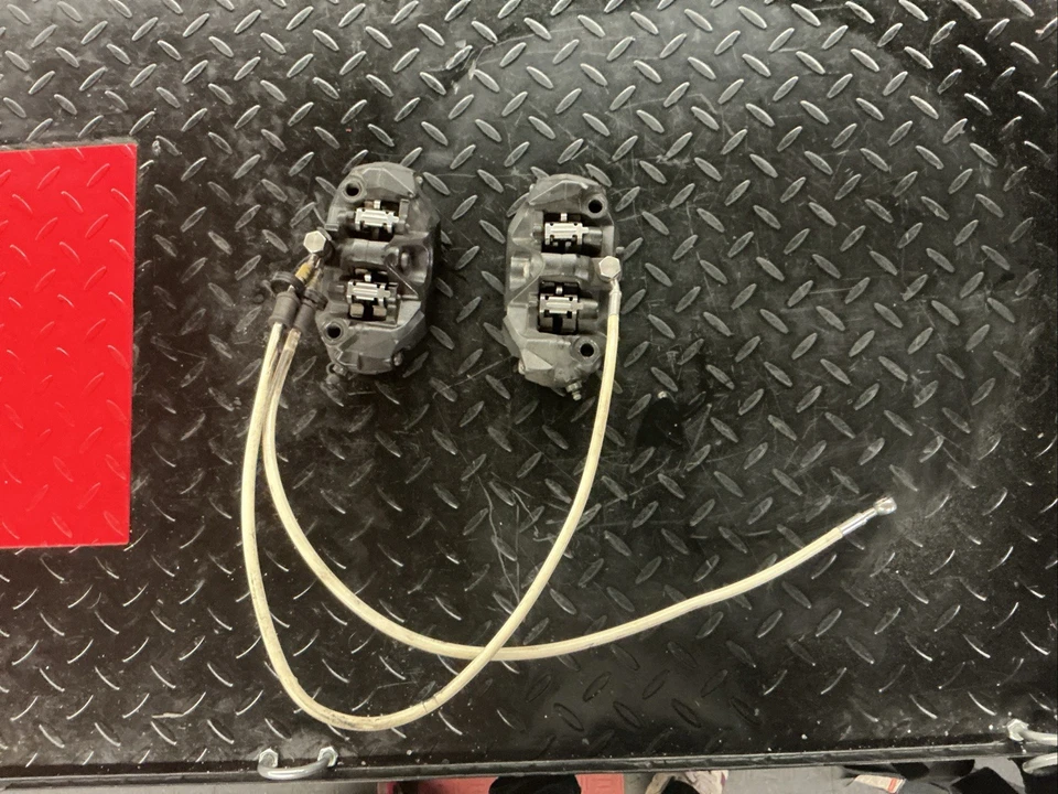 Суппорты переднего тормоза 03–04 Kawasaki Ninja Zx6r 636 с лесками и колодками - Изображение 1 из 4