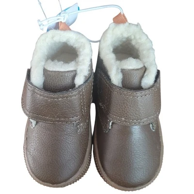 Bota Carter’s Chatham Talla 4 Niño Pequeño Marrón Imitación Gamuza Gancho y Correa de Lazo CF21F12P Foto 1 de 4