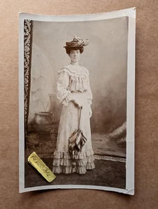OLD PHOTO WOMAN GLAMOUR FASHION DRESS PARASOL ST BLAZEY CORNWALL SP 666 - Picture 1 of 2