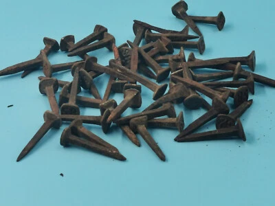 ANCIENS CLOUS  FER FORGE NUMEROTES  SNCF TRAVERSES RAILS 53 Pièces - Photo 1/4