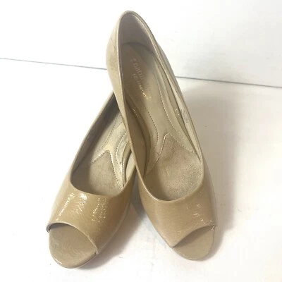 Zapatos de salón Naturalizer para mujer 7M beige brillante imitación cuero sin cordones tacón bajo punta abierta Foto 1 de 4