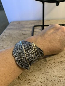 Bracelet Vintage Leaf crossover Cuff Bracelet with Hinge Clasp Silver - Picture 1 of 3