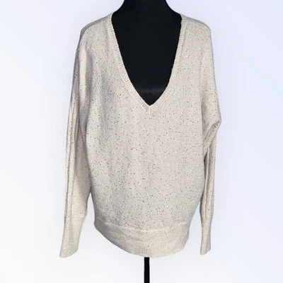 Suéter INC International Concepts Plateado Metálico Brillante Tejido Cuello en V Grande Foto 1 de 4