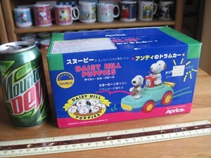 SNOOPY / PEANUTS APRICA DAISY HILL WELPEN SPIELZEUGAUTO NIE AUS DER VERPACKUNG 8 ZOLL LANG - Bild 1 von 6