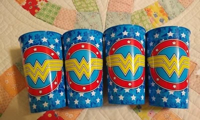 WONDER WOMAN Clásico Azul Brillante 18 OZ Juego de 4 tazas de plástico para fiestas Foto 1 de 4