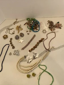 Lot Of vintage costume/estate jewelry pins,earrings,and bracelet And More - Picture 1 of 11
