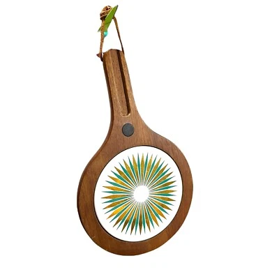 Tábua de queijo MCM Colors cerâmica rebite e madeira maciça com ímã pendurado década de 1960’s - Imagem 1 de 4