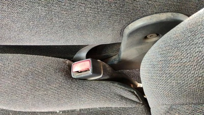 2001 2002 Sierra 2500 Hd Driver Left Front Seat Belt Buckle Oem Graphite 12d - Image 1 of 3