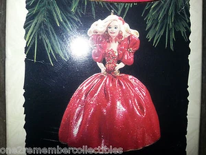 Hallmark Recuerdo 1993 Vacaciones Barbie Muñeca Navidad Ornamento #1 IN Serie De - Imagen 1 de 8