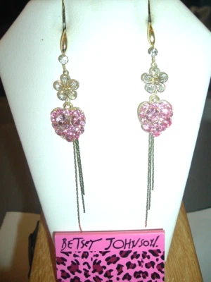 PENDIENTES PERFORADOS Betsey Johnson CADENAS COLGANTES LARGAS FLORES CORAZONES CRISTAL ROSA Foto 1 de 4