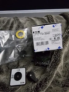 Eaton P1-32/EZ Switch Disconnector 32A 3P P1 On-Off Switch Center Mounting Black - Picture 1 of 4
