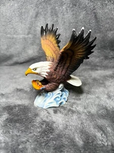 Estatuilla de águila calva vintage con pez - Hecha en China - 4" de alto - Imagen 1 de 9