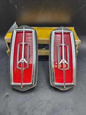 Oldsmobile 98 Ninety Eight 1970 cuarto trasero marcador luz lente y bisel conjunto nuevo de stock Foto 1 de 2