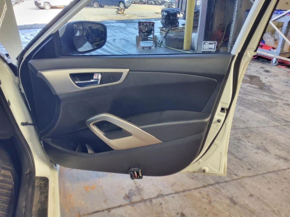 VELOSTER  2016 Front Door Trim Panel 551086 Foto 1 de 1