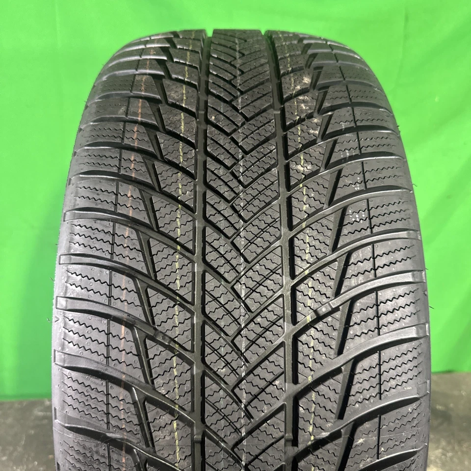 Set,Used-255/40R20 Bridgestone Blizzak LM001 101V 10/32 DOT 3522 - Image 1 of 2