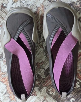 Женские черные/фиолетовые туфли Crocs Molly на плоской подошве размер 8 - Изображение 1 из 4