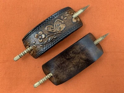 2 pasadores de pelo de cuero con palos, cola de caballo, flores de mariposa, hechos a mano #291 Foto 1 de 4