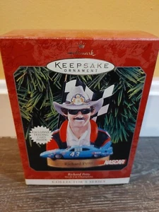 1998 Hallmark Keepsake Nascar Richard Petty Christmas Ornament. Box & Card - Foto 1 di 3