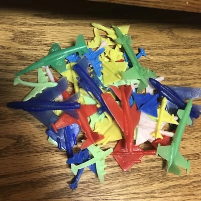 Lote de plástico de los adornos para pasteles de los años 50 sin tren de aterrizaje de plástico para fiestas de avión  Foto 1 de 4