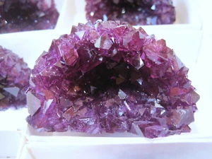 +++ 1 pieza: drusa de cristal de aluminio // sintético +++ color amatista / geoda etapa - Imagen 1 de 5