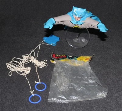 Figura inflable de vuelo ideal de Batman 1966 con bolsa para tarjetas de cabecera Foto 1 de 4