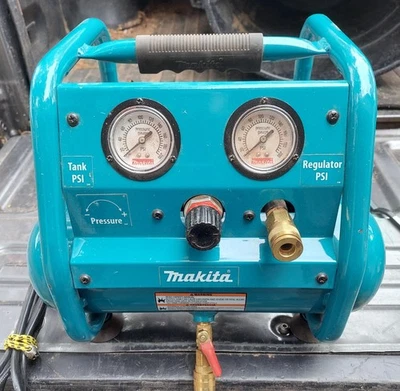 Compresor de aire compacto Makita AC001 1 gal 125 PSI Foto 1 de 4