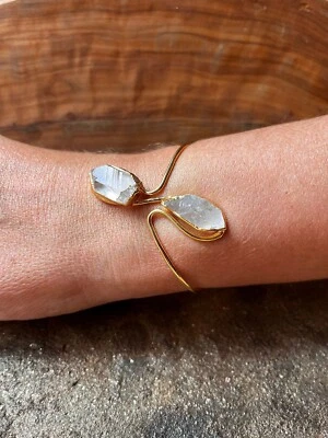 Brazalete de cobre hecho a mano y enchapado en oro amarillo con dos piedras preciosas de cuarzo Foto 1 de 4