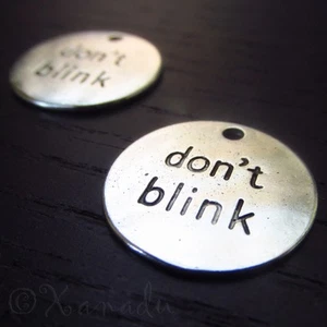 Dijes al por mayor Doctor Who Don't Blink Weeping Angel C9772 - 10, 20 o 50 piezas - Imagen 1 de 4