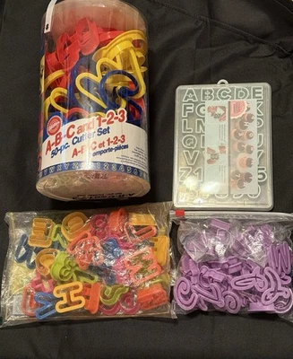 Lote de 5 juegos de cortador de pasta de goma de fondant para galletas letras/número estilo Wilton y Disney Foto 1 de 4