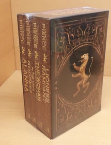 SONG LIONESS~Tamora Pierce~RAMPANT~RIDE LIKE MAN~ALANNA~HAND GODDESS 2014 Box - Bild 1 von 11