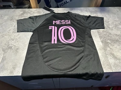Conjunto de camiseta y pantalones cortos Inter Miami Messi #10 para niños nuevo con etiquetas - negro y rosa - talla 26 Foto 1 de 4