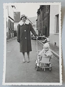 Konvolut Amateurfotos Kinderwagen Puppenwagen 1930-50er-Jahre - Bild 1 von 22