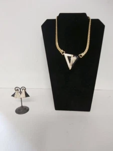 Conjunto - Collar y pendientes de clip de 18" con diamantes de imitación esmaltados en tono dorado negro y marfil - Imagen 1 de 6