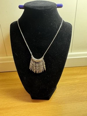 Collar Colgante Cadena Flecos Pluma Tono Plata Piedra Pluma Lia Sophia Foto 1 de 2