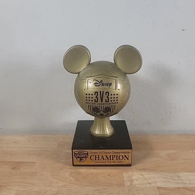 RARO Trofeo de Fútbol Disney Mundo Deporte Letrero de utilería Mickey Mouse Orejas Ocultas Pelota Foto 1 de 4