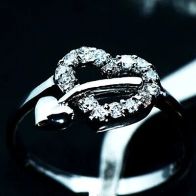 VENDEDOR DE EE. UU. ACERO INOXIDABLE ZAFIRO BLANCO CORAZÓN SIMULADO CON ANILLO DE FLECHA TAMAÑO 7,5 Foto 1 de 2