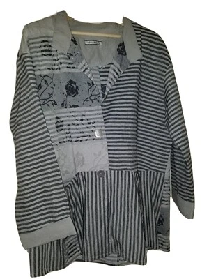 Camisa jaqueta TRANSPARENTE Lagenlook detalhes arte-a-vestir tamanho G listra cinza - Imagem 1 de 4