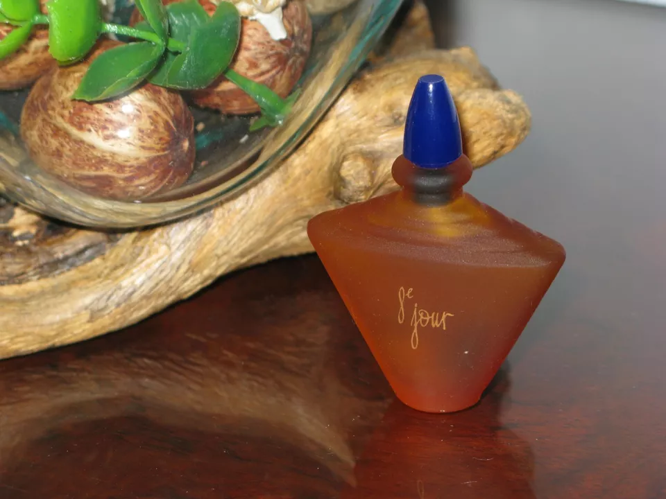 Mini Yves Rocher 8e Jour Eau De Toilette Aroma .25 fl oz Foto 1 de 1