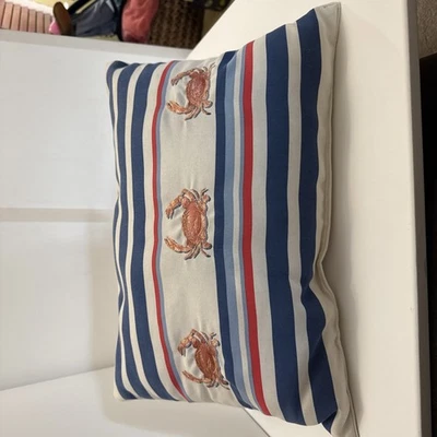 Диванная подушка 19x14 дюймов красный белый и синий с 3 украшенными крабами - Изображение 1 из 3