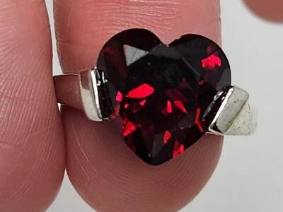 Anillo de cóctel rojo brillante con estrás de vidrio corte corazón tono plata talla 8 Foto 1 de 4