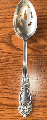 Cuchara para servir de mesa perforada Grande Renaissance Sterling de Reed & Barton 8 5/8" Foto 1 de 4