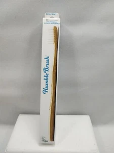Cepillo de dientes de bambú para adultos con cerdas azules suaves de The Humble Co. - Imagen 1 de 6