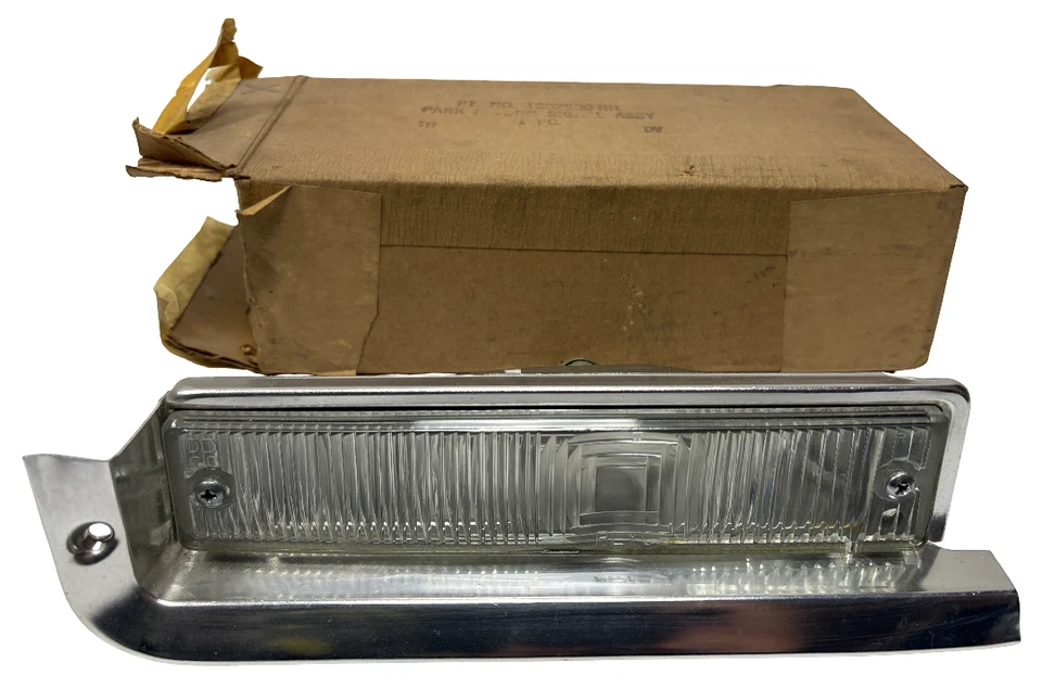 Nueva lámpara de estacionamiento derecha de stock antiguo y señal de giro para modelos Plymouth 1966 #1902900 Foto 1 de 1